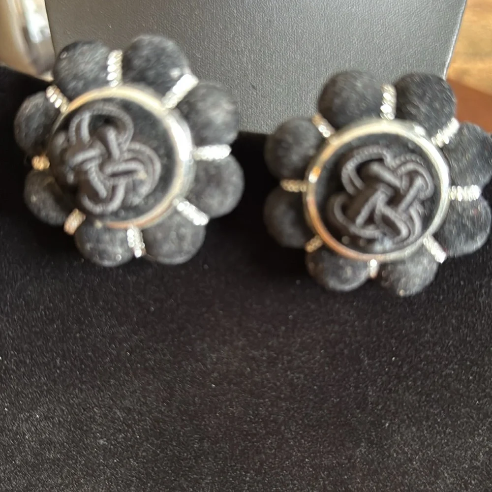 Elegant Black Floral fabric Earrings - Picture 2 of 5